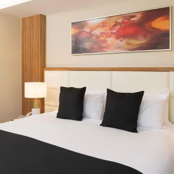 Hotel Diana to Brisbane Airport (BNE) premium and luxurious chauffeur service