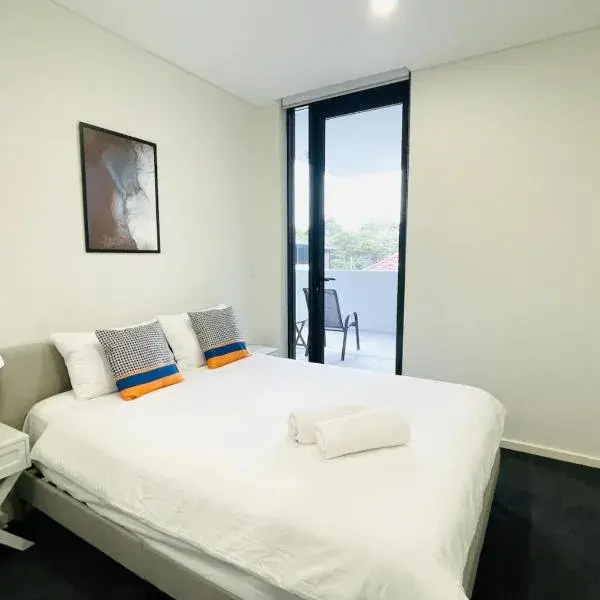 SPR Service Apartment Parramatta 3 bedrooms, 2 carspaces to Sydney Airport (SYD) premium and luxurious chauffeur service