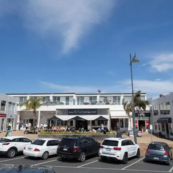 Shells Apartments to Melbourne Airport premium and luxurious chauffeur service