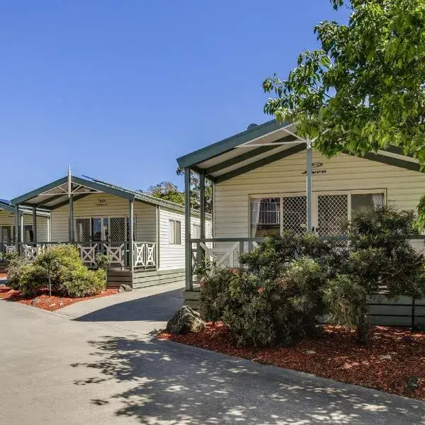Paynesville Holiday Park to Melbourne Airport premium and luxurious chauffeur service