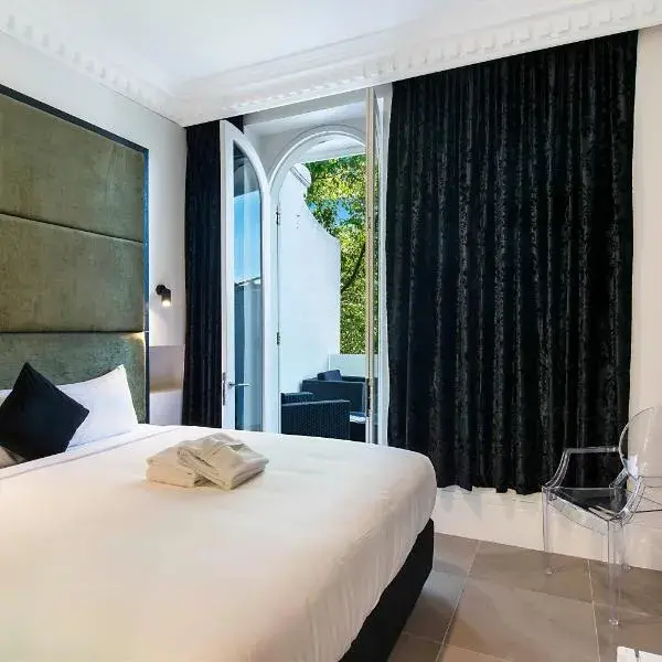 Sydney Boutique Hotel to Sydney Airport (SYD) premium and luxurious chauffeur service