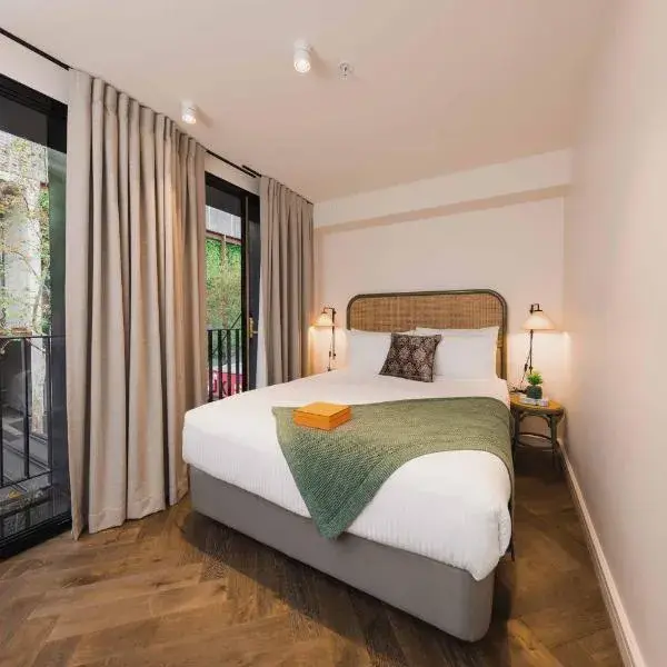The Sarah by Urban Rest to Sydney Airport (SYD) premium and luxurious chauffeur service