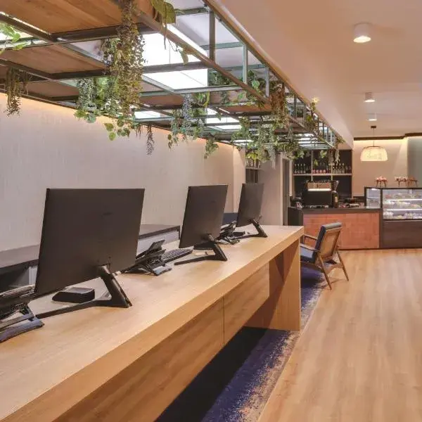 Travelodge Hotel Hurstville Sydney to Sydney Airport (SYD) premium and luxurious chauffeur service