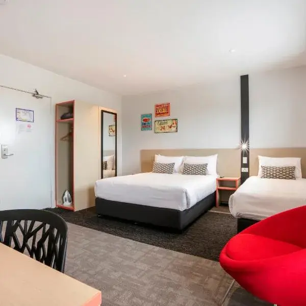 Nightcap at Camp Hill Hotel to Brisbane Airport (BNE) premium and luxurious chauffeur service