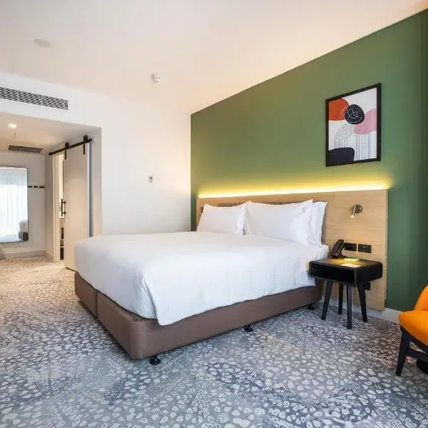 Holiday Inn Dandenong by IHG to Melbourne Airport premium and luxurious chauffeur service