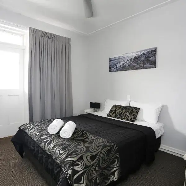The Lakes Hotel to Sydney Airport (SYD) premium and luxurious chauffeur service