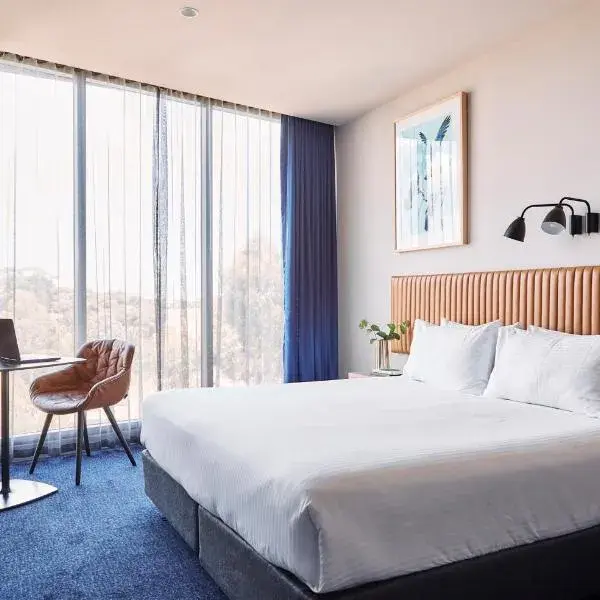 Mantra Melbourne Epping to Melbourne Airport premium and luxurious chauffeur service