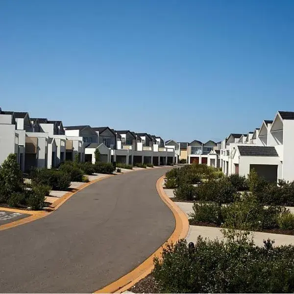 Quest Sanctuary Lakes to Melbourne Airport premium and luxurious chauffeur service