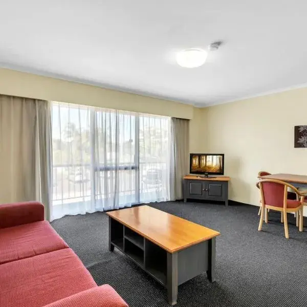 Quiet unit in leafy hotel to Brisbane Airport (BNE) premium and luxurious chauffeur service