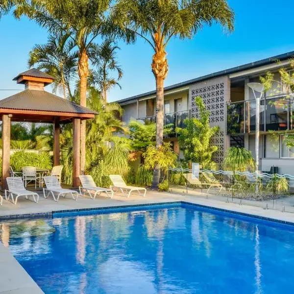 Nightcap at Golden Beach Tavern to Brisbane Airport (BNE) premium and luxurious chauffeur service
