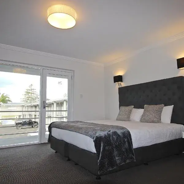 Quays Hotel to Sydney Airport (SYD) premium and luxurious chauffeur service
