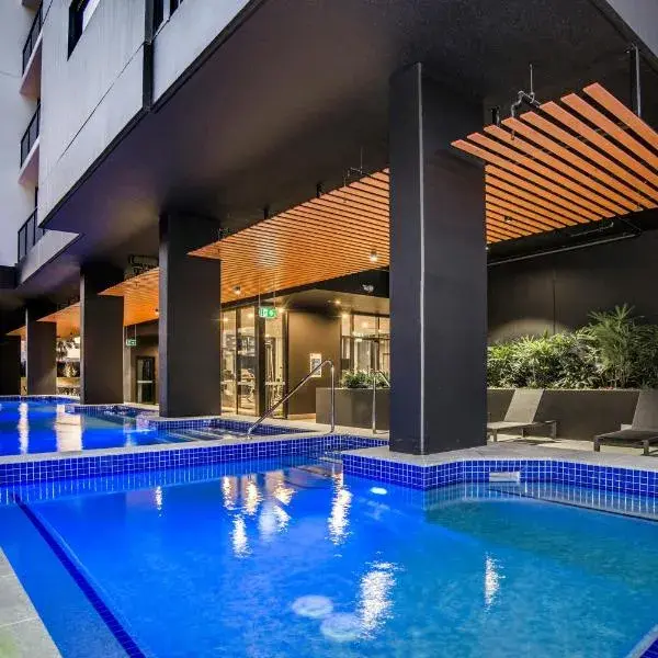 Atlas Apartments by CLLIX to Brisbane Airport (BNE) premium and luxurious chauffeur service