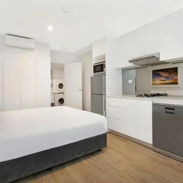 Bondi Beach Studios Suite to Sydney Airport (SYD) premium and luxurious chauffeur service
