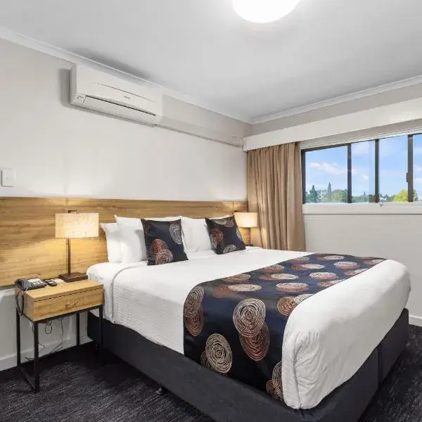 Econo Lodge North Adelaide to Adelaide Airport (ADL) premium and luxurious chauffeur service