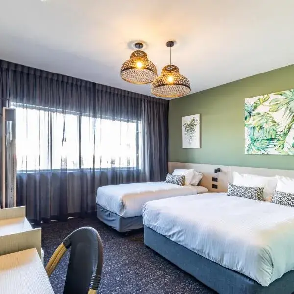 Nightcap at Commercial Hotel to Brisbane Airport (BNE) premium and luxurious chauffeur service