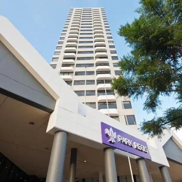 Park Regis North Quay to Brisbane Airport (BNE) premium and luxurious chauffeur service