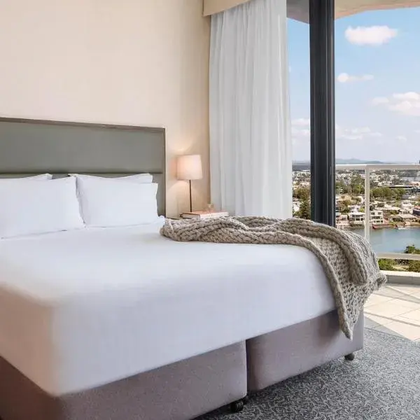 Oaks Gold Coast Hotel to Brisbane Airport (BNE) premium and luxurious chauffeur service
