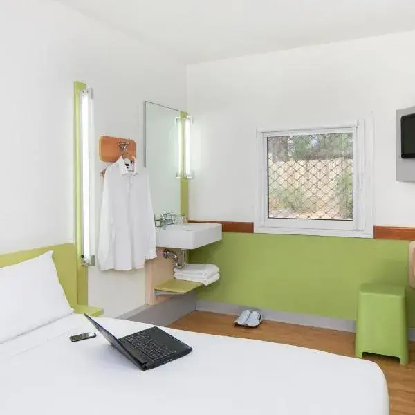 ibis Budget - Melbourne Airport to Melbourne Airport premium and luxurious chauffeur service