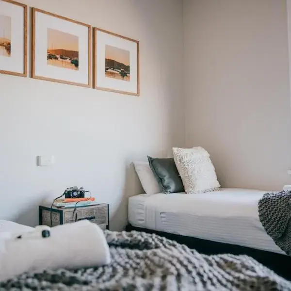 Gunyah Hotel to Sydney Airport (SYD) premium and luxurious chauffeur service
