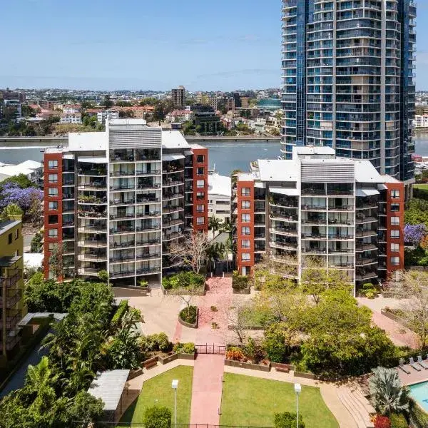 The Docks On Goodwin to Brisbane Airport (BNE) premium and luxurious chauffeur service