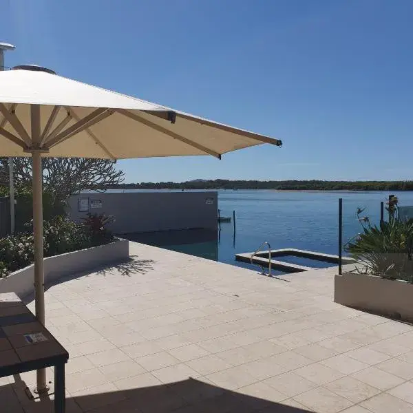 Trafalgar Towers to Brisbane Airport (BNE) premium and luxurious chauffeur service