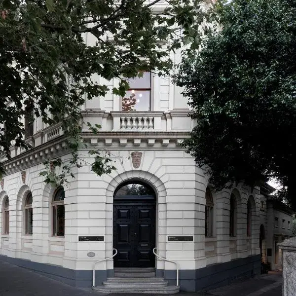 Hotel Ernest Bendigo to Melbourne Airport premium and luxurious chauffeur service