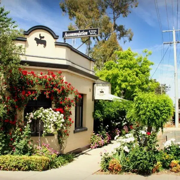 CocknBull Boutique Hotel Echuca to Melbourne Airport premium and luxurious chauffeur service