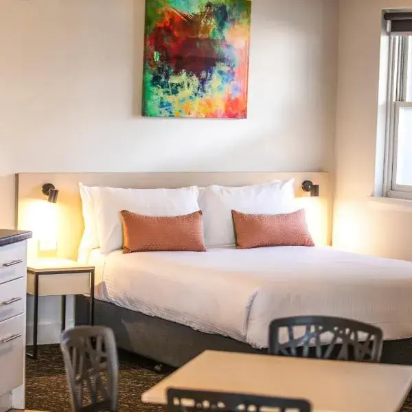 Nightcap at Glengala Hotel to Melbourne Airport premium and luxurious chauffeur service