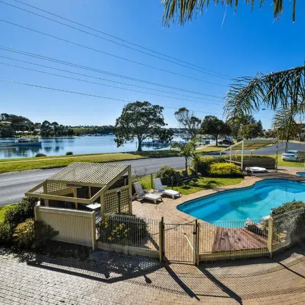 Emmanuel Holiday Apartment to Melbourne Airport premium and luxurious chauffeur service